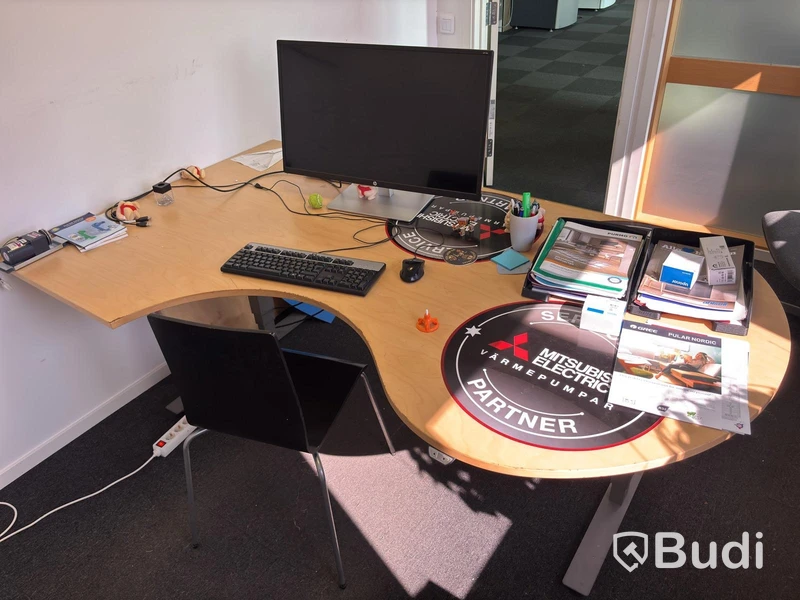 Kontor med höj och sänkbart bord
