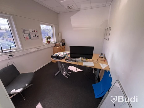 Kontor med höj och sänkbart bord