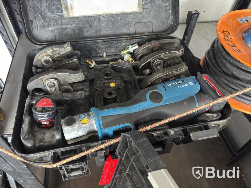 Plumbing lot incl. Novipro press tool