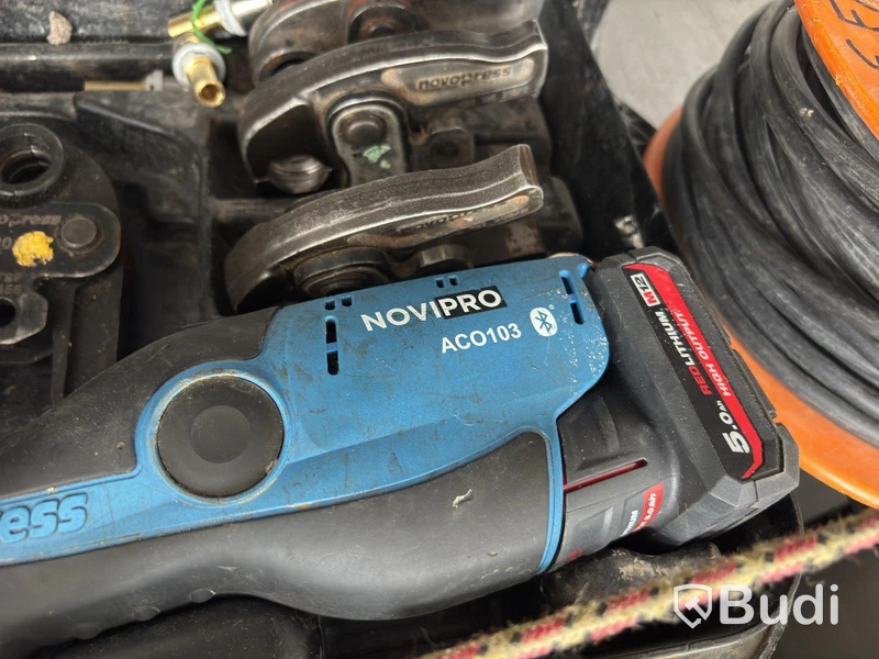 Plumbing lot incl. Novipro press tool
