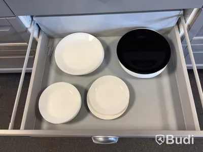 Köksutensilier, kaffemaskin och mikrovågsugn m.m.