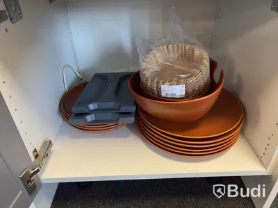 Köksutensilier, kaffemaskin och mikrovågsugn m.m.