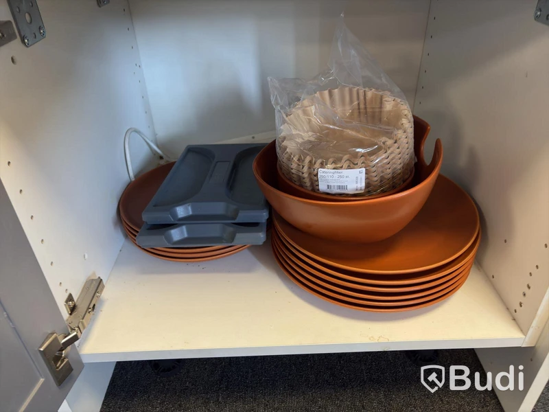 Köksutensilier, kaffemaskin och mikrovågsugn m.m.