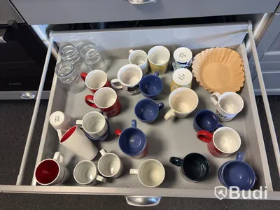 Köksutensilier, kaffemaskin och mikrovågsugn m.m.