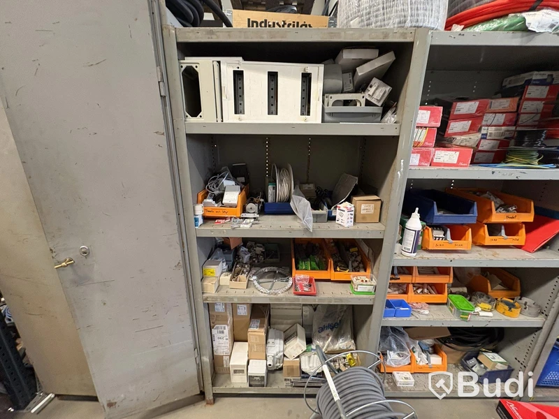 Stort parti med elmaterial, blandade komponenter och kabelrullar