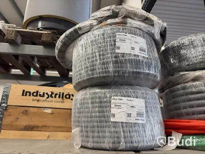 Stort parti med elmaterial, blandade komponenter och kabelrullar