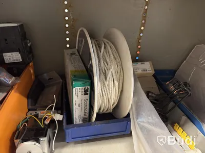 Stort parti med elmaterial, blandade komponenter och kabelrullar