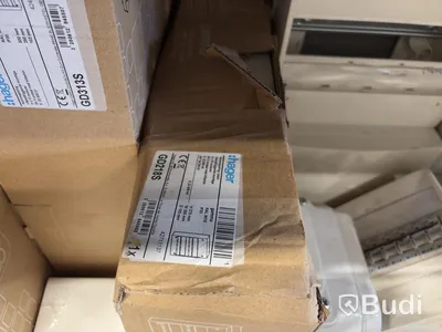 Stort parti med elmaterial, blandade komponenter och kabelrullar