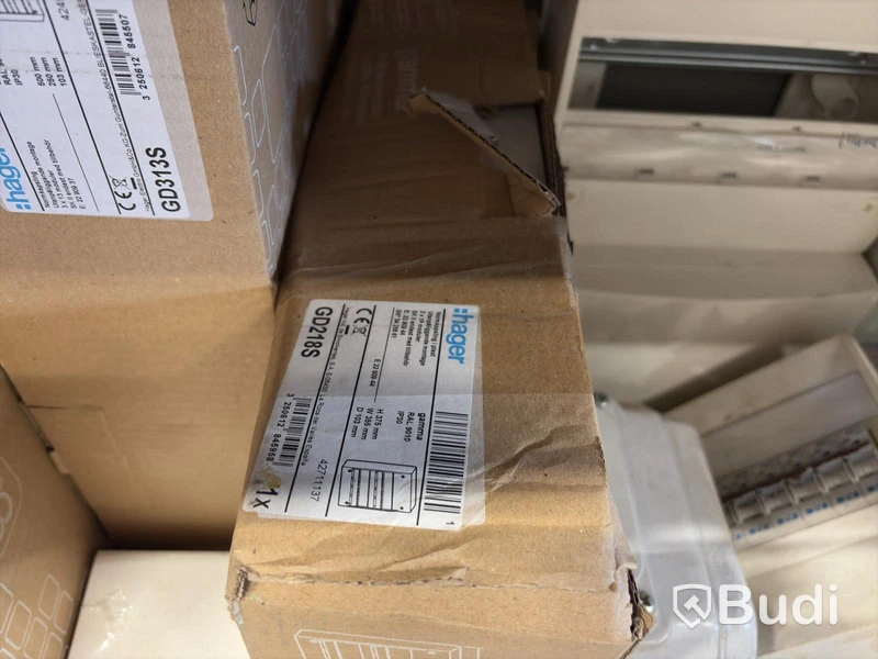 Stort parti med elmaterial, blandade komponenter och kabelrullar