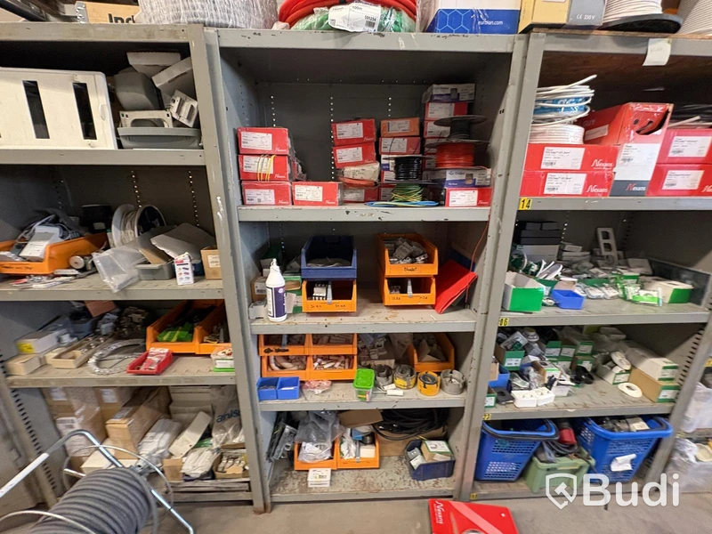 Stort parti med elmaterial, blandade komponenter och kabelrullar