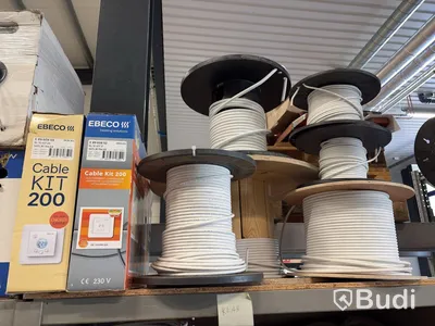 Stort parti med elmaterial, blandade komponenter och kabelrullar