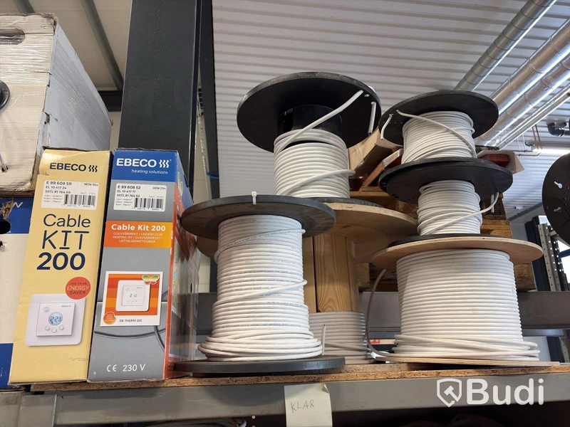 Stort parti med elmaterial, blandade komponenter och kabelrullar