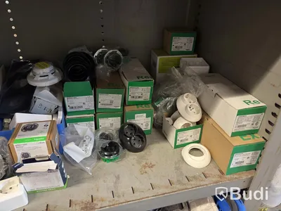 Stort parti med elmaterial, blandade komponenter och kabelrullar