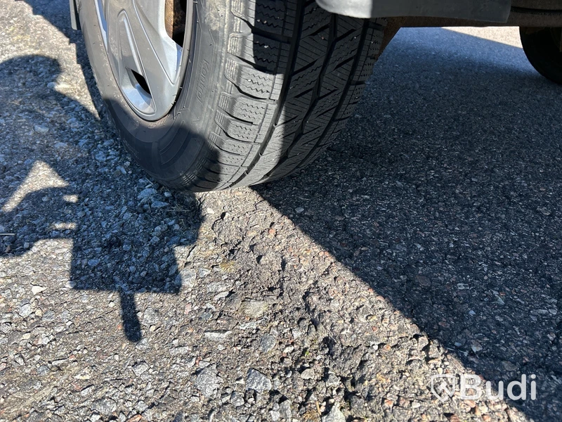 Ford Transit Chassi 350 2.2 TDCi FWD (155hk) - 2014 skåp med bakgavellift lätt lastbil