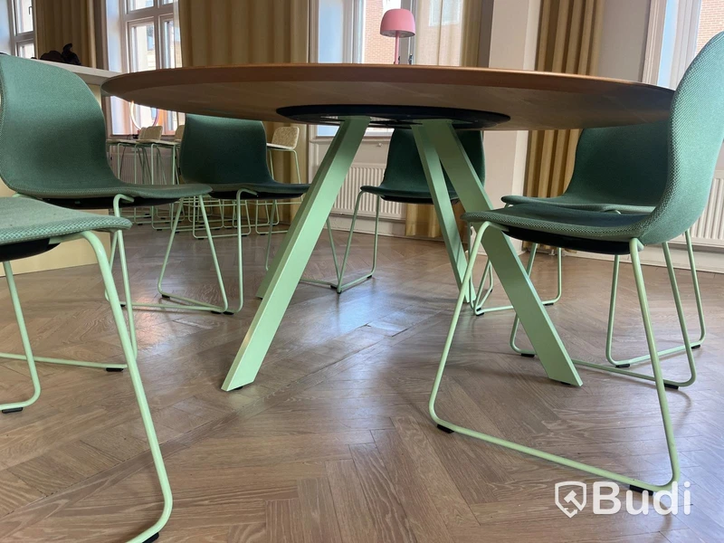 Matgrupp – runt bord Ø160 cm + 6 st stolar