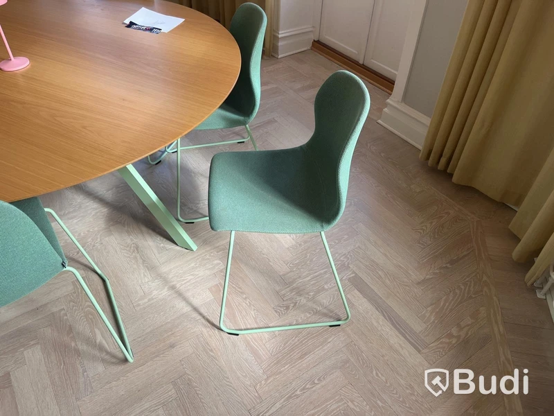Matgrupp – runt bord Ø160 cm + 6 st stolar