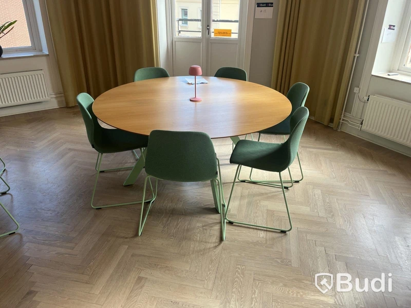 Matgrupp – runt bord Ø160 cm + 6 st stolar