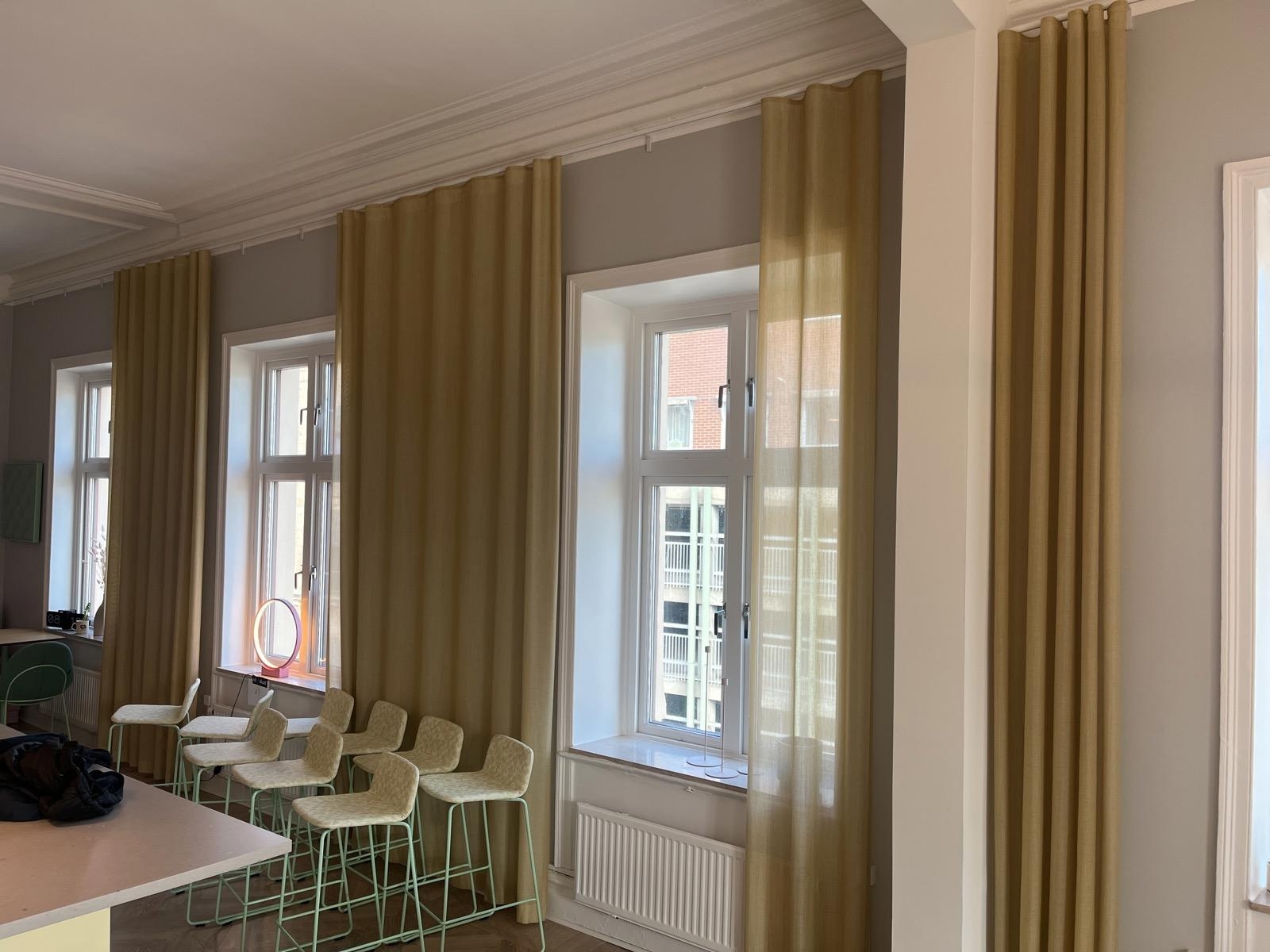 Gardiner + skensystem – 9 längder, ca 23 meter skena