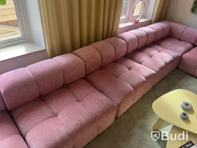 Modulsoffa från Cirkulär Interiör + soffbord + akustikpanel – komplett loungegrupp