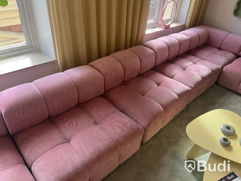 Modulsoffa från Cirkulär Interiör + soffbord + akustikpanel – komplett loungegrupp