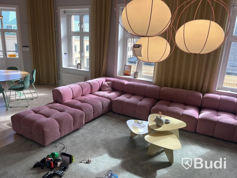 Modulsoffa från Cirkulär Interiör + soffbord + akustikpanel – komplett loungegrupp