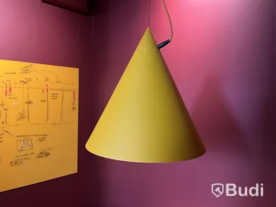 Mötesgrupp – bord, stolar, whiteboard & Noon light designlampa