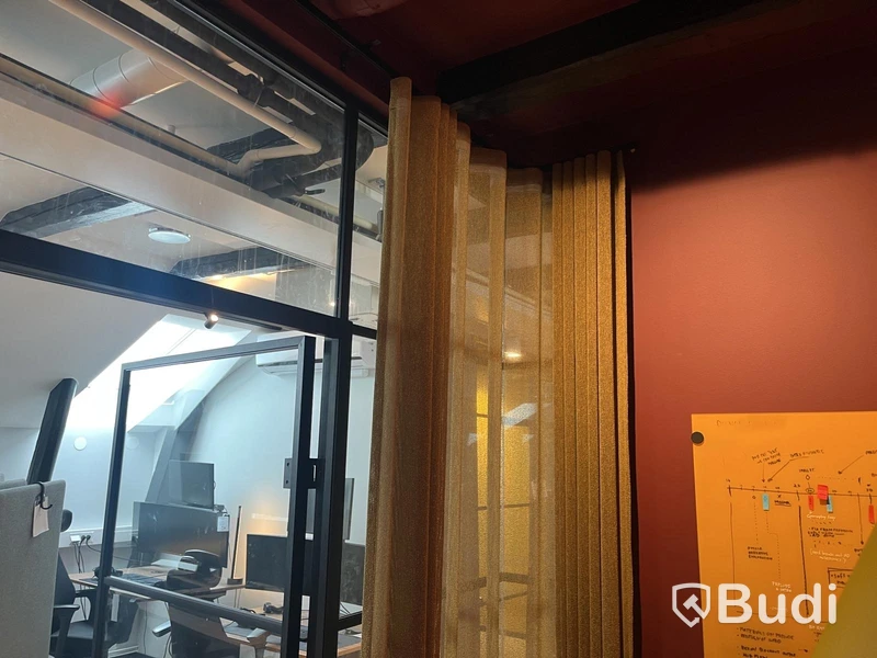Mötesgrupp – bord, stolar, whiteboard & Noon light designlampa