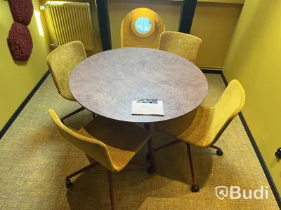 Mötesgrupp – runt bord, 4 stolar, whiteboard & Noon Light designlampa