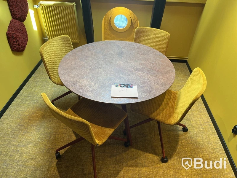 Mötesgrupp – runt bord, 4 stolar, whiteboard & Noon Light designlampa