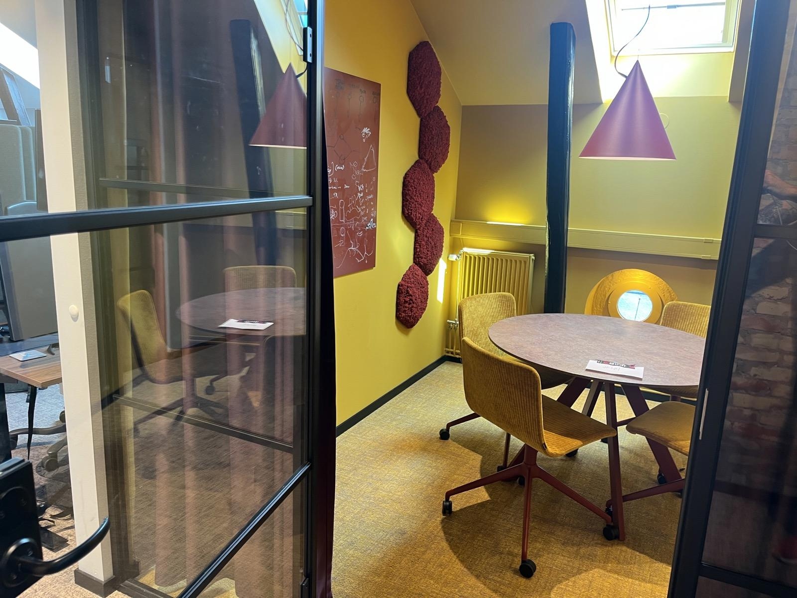 Mötesgrupp – runt bord, 4 stolar, whiteboard & Noon Light designlampa