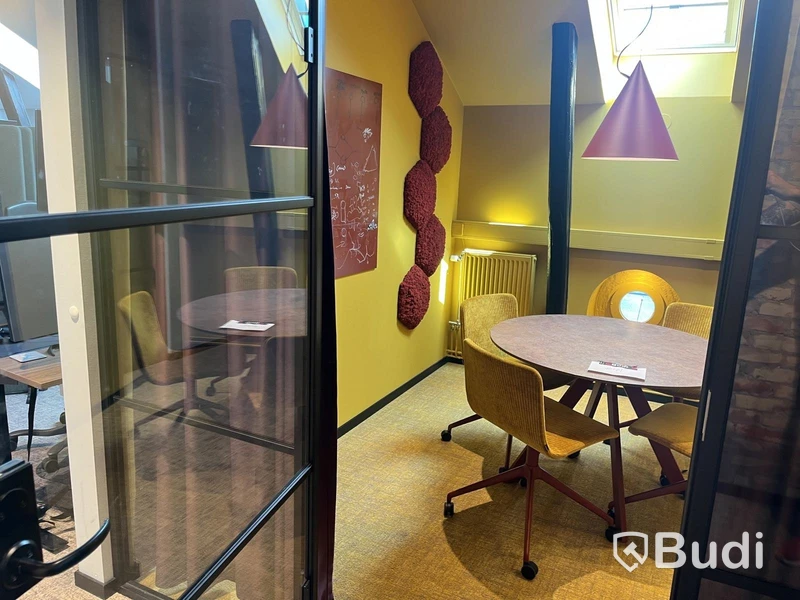 Mötesgrupp – runt bord, 4 stolar, whiteboard & Noon Light designlampa