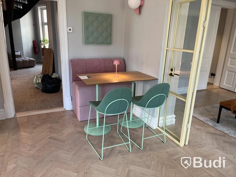Komplett matplats / loungegrupp – bord, soffa & barstolar