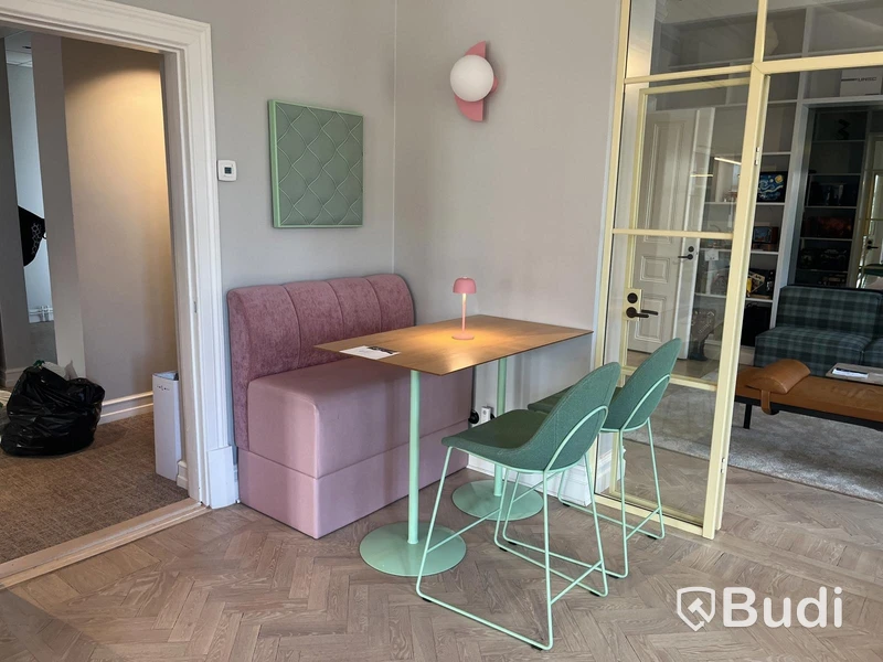Komplett matplats / loungegrupp – bord, soffa & barstolar