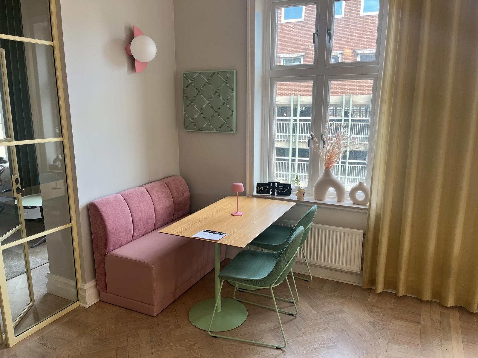 Matsalsbord, soffa och stolar