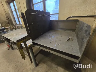 Tvingar, svetstänger samt arbetsbänk.