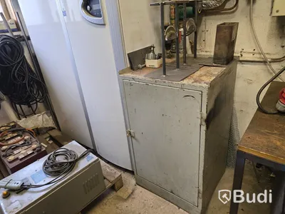 Plåtskåp med blandat innehåll