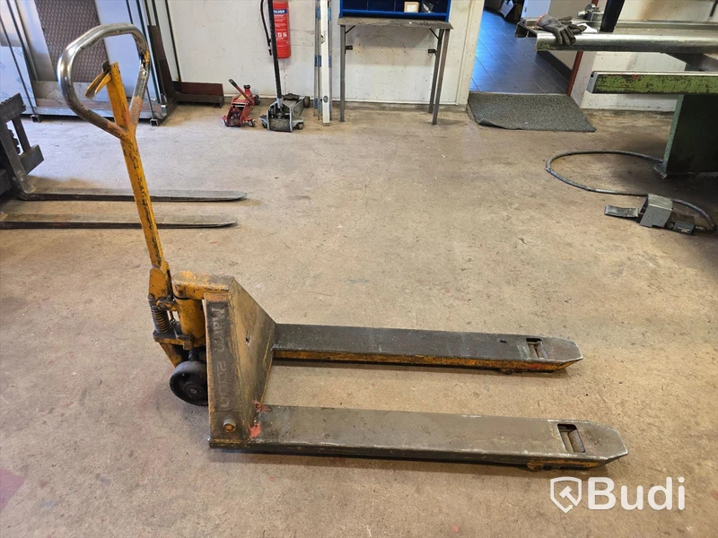 Palldragare samt plåtbalja.