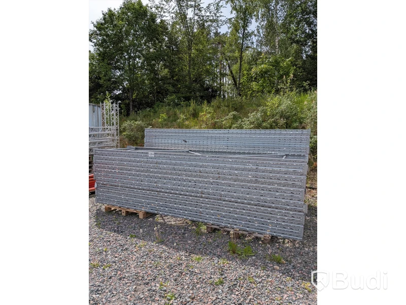 Pallet racking - 31 upright frames and approx. 116 beams