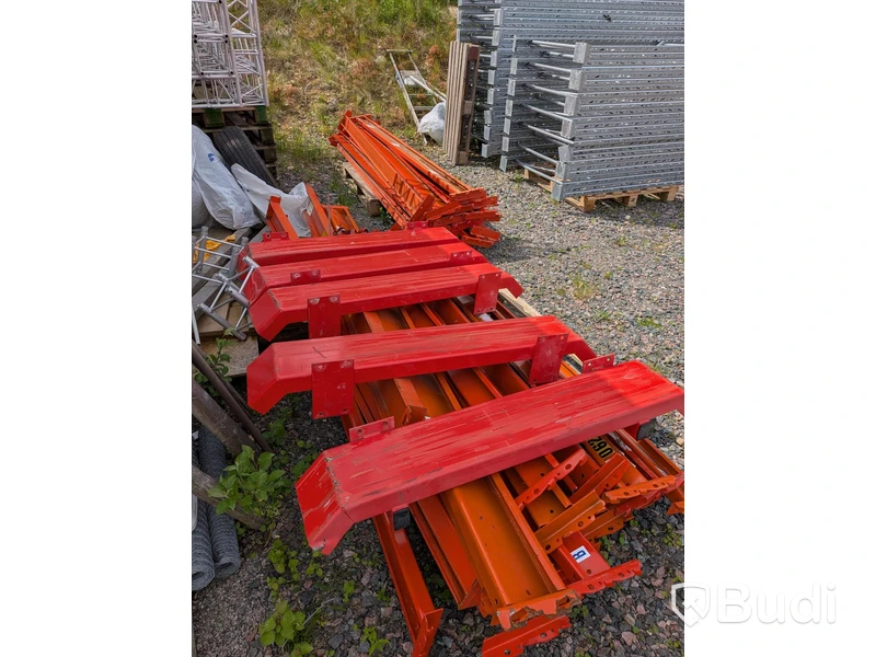 Pallet racking - 31 upright frames and approx. 116 beams