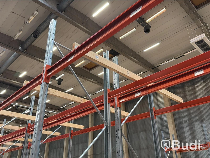 Pallet racking - 31 upright frames and approx. 116 beams