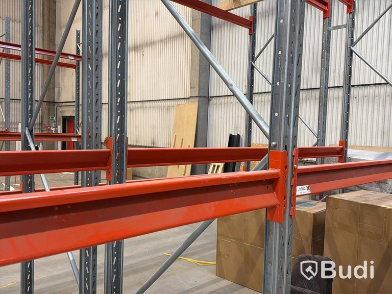 Pallet racking - 31 upright frames and approx. 116 beams