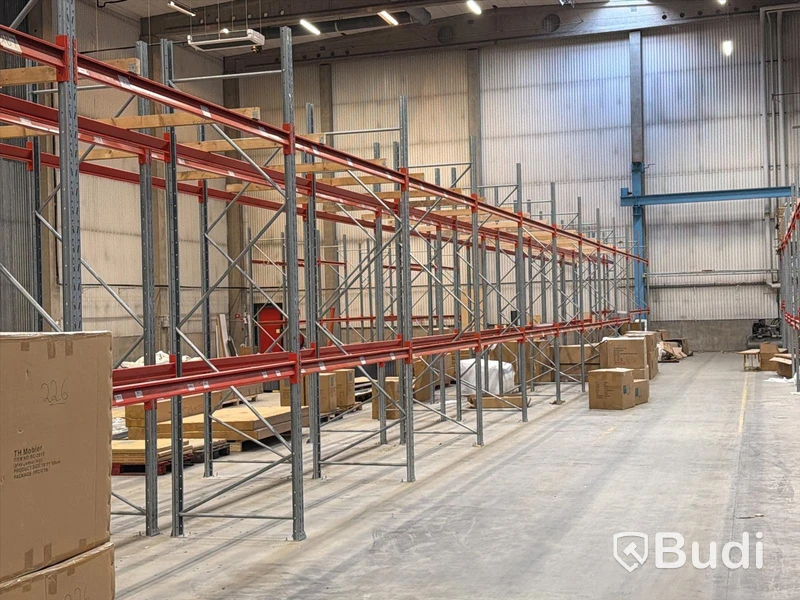 Pallet racking - 31 upright frames and approx. 116 beams