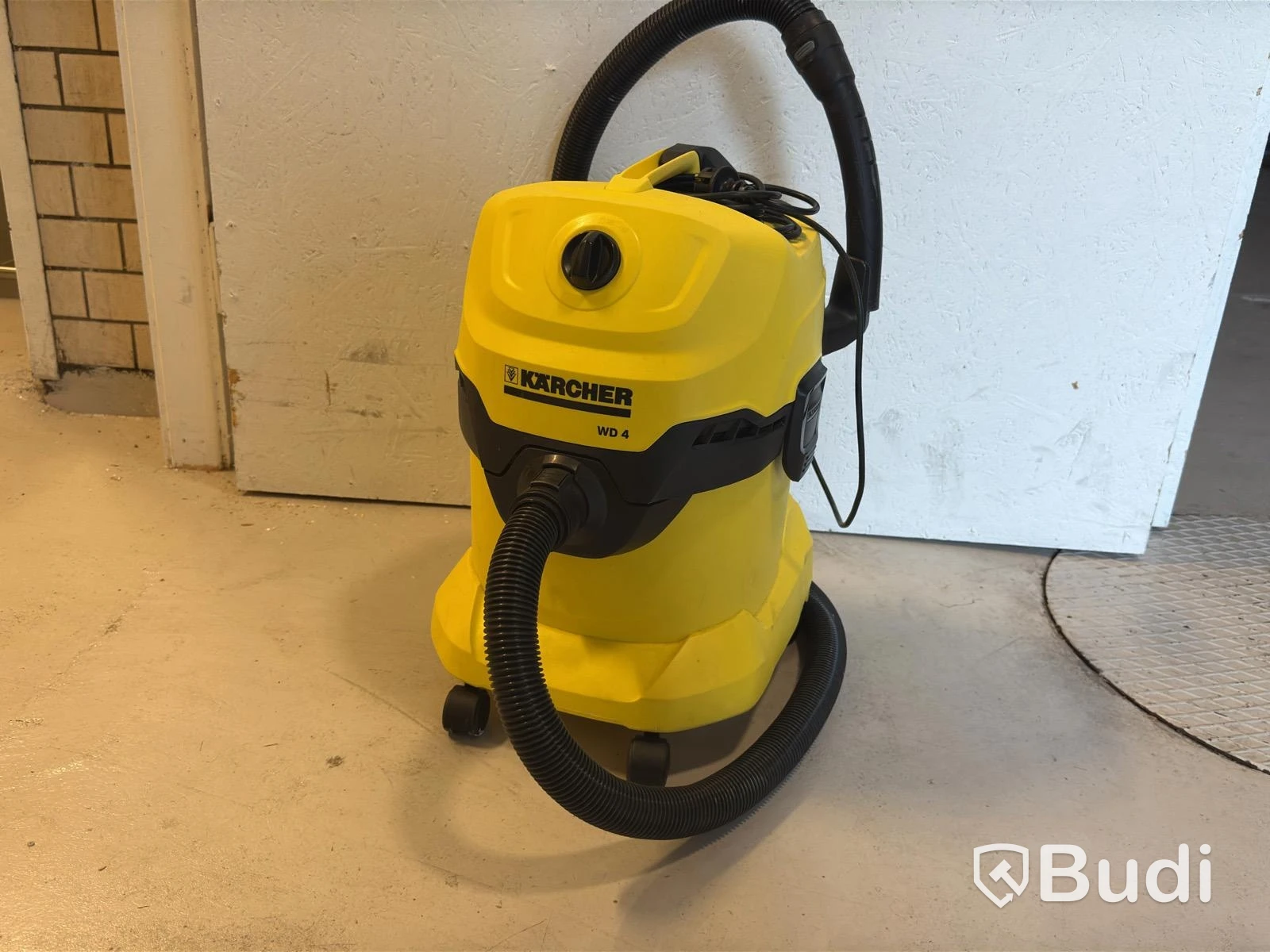 Kärcher WD 4 Vacuum Cleaner, 1000 W