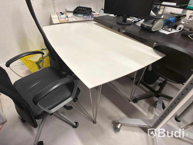 Kontorsmöbler parti, skrivbord, stolar och skärmar