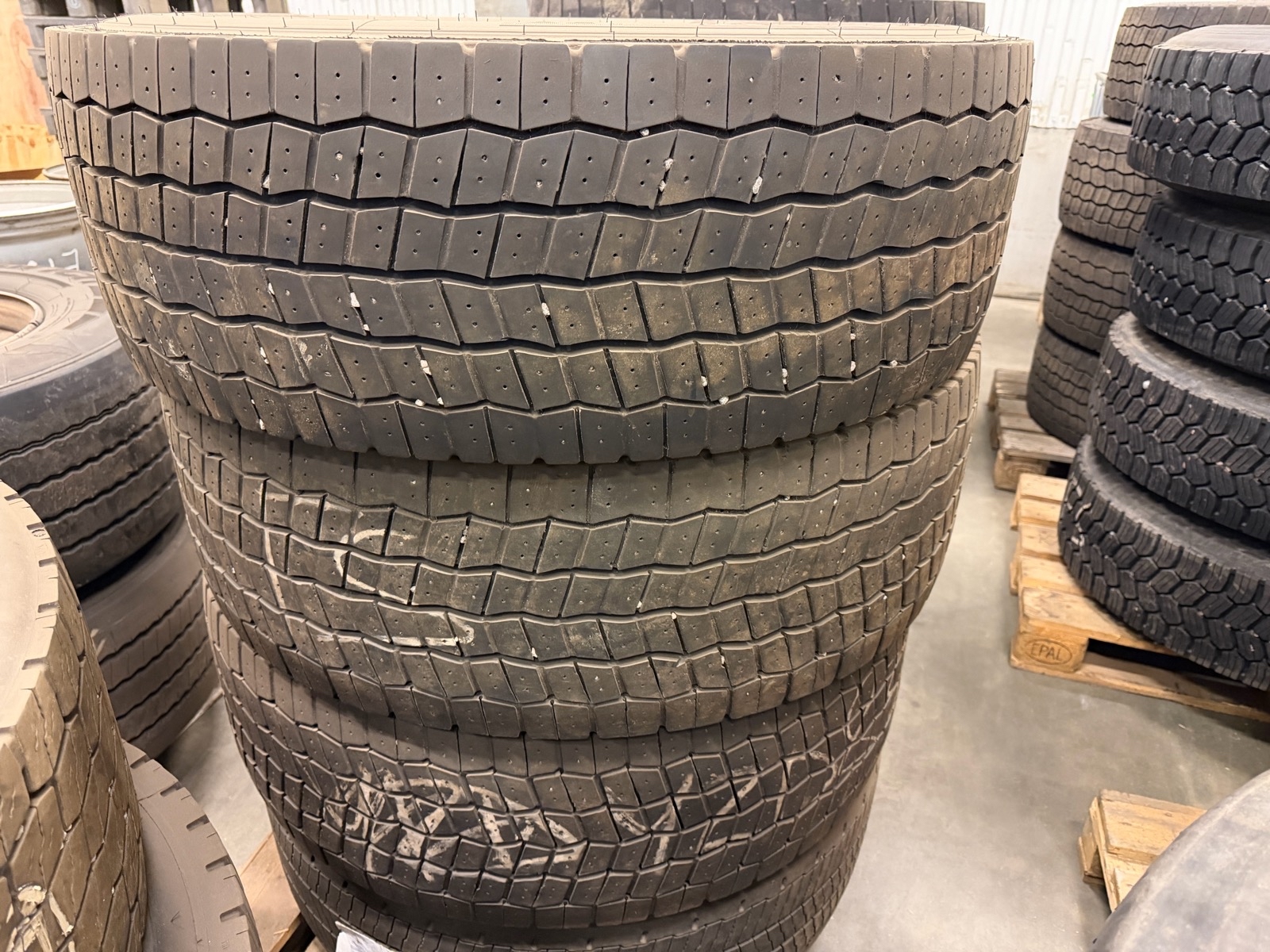 3 st lastbilsdäck 315/70 R22,5