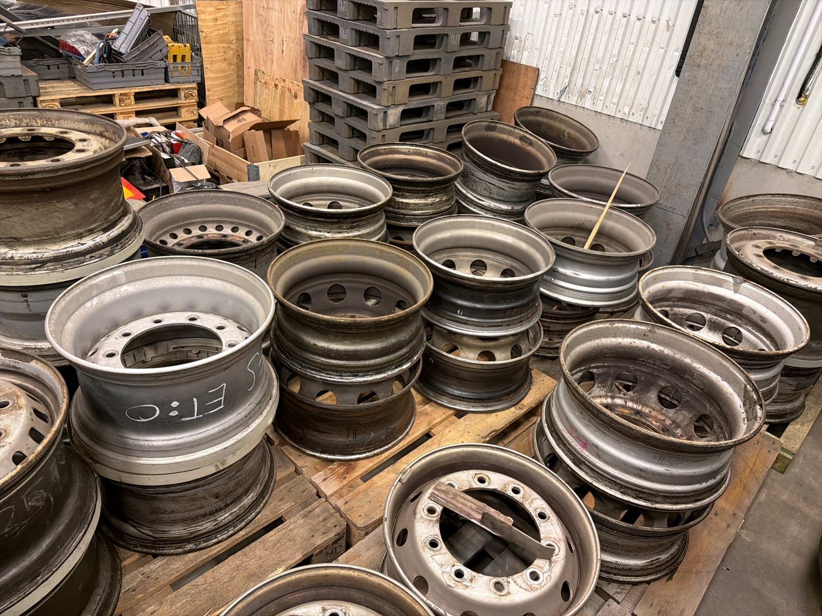 Lastbilsfälgar 36 st