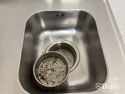 Diskbänk i rostfritt stål på arbetsbord