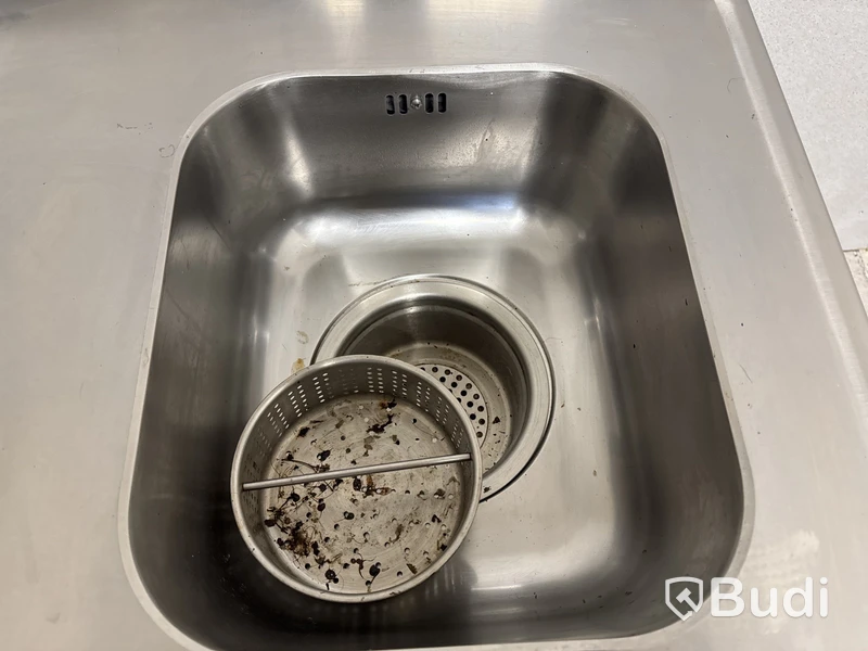 Diskbänk i rostfritt stål på arbetsbord