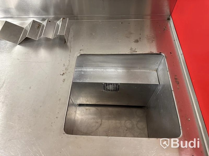 Korvvagn, röd, rostfri arbetsyta, glasmonter