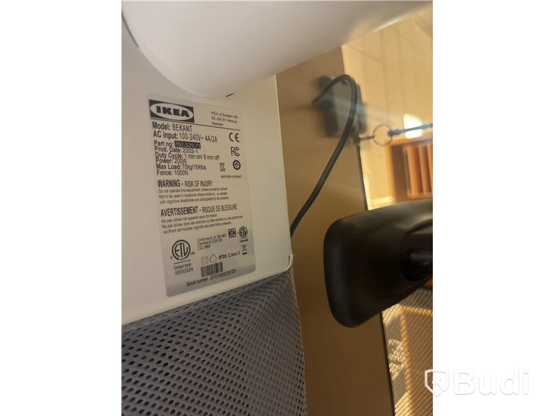 Kontorsplats med skrivbord, stol och skåp.